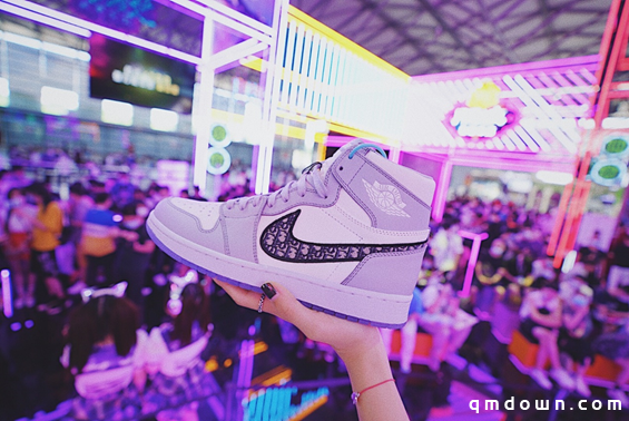 年度鞋王迪奥AJ1说送就送 CJ最豪横《球球大作战》展台