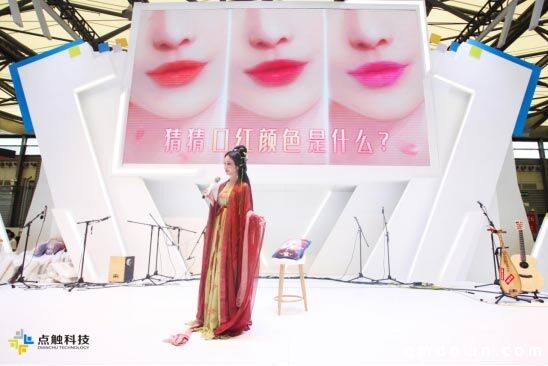 CJ大咖云集！知名Coser西子现身“穿越”降临点触展台，演绎古风之美