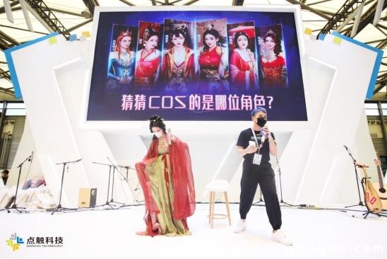 CJ大咖云集！知名Coser西子现身“穿越”降临点触展台，演绎古风之美