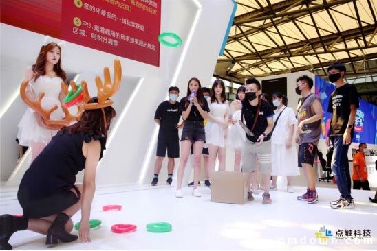 CJ大咖云集！知名Coser西子现身“穿越”降临点触展台，演绎古风之美