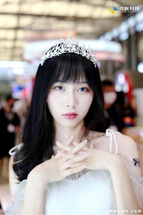 CJ大咖云集！知名Coser西子现身“穿越”降临点触展台，演绎古风之美