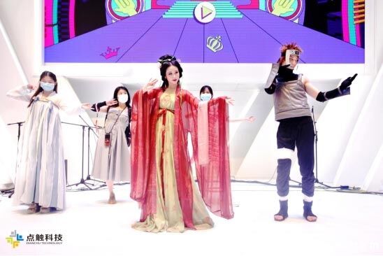 CJ大咖云集！知名Coser西子现身“穿越”降临点触展台，演绎古风之美